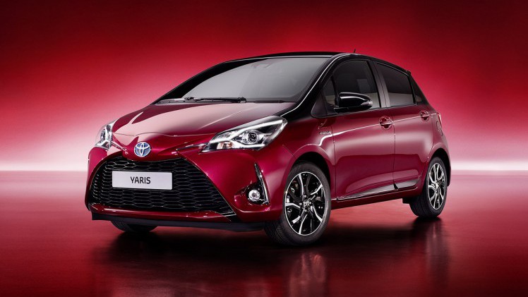 We maakten als kennis met de vernieuwde Toyota Yaris in sportuitvoering, maar nu is ook de standaardversie tot in detail onthuld. De vanafprijs blijft hetzelfde.