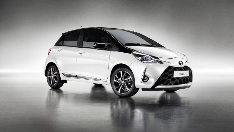 We maakten als kennis met de vernieuwde Toyota Yaris in sportuitvoering, maar nu is ook de standaardversie tot in detail onthuld. De vanafprijs blijft hetzelfde.