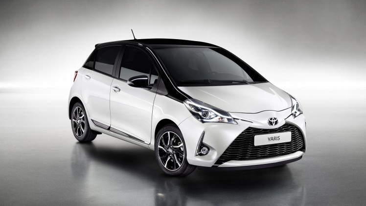 We maakten als kennis met de vernieuwde Toyota Yaris in sportuitvoering, maar nu is ook de standaardversie tot in detail onthuld. De vanafprijs blijft hetzelfde.