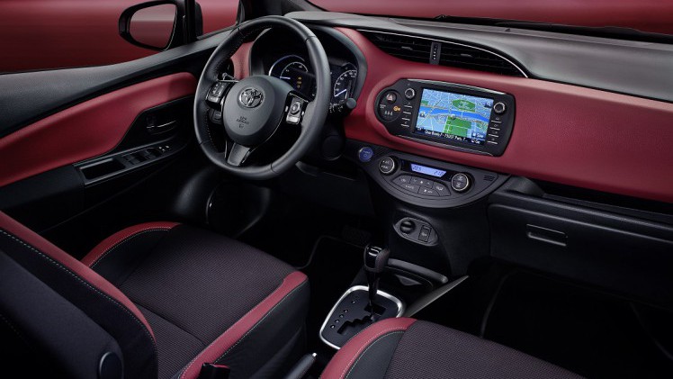 We maakten als kennis met de vernieuwde Toyota Yaris in sportuitvoering, maar nu is ook de standaardversie tot in detail onthuld. De vanafprijs blijft hetzelfde.