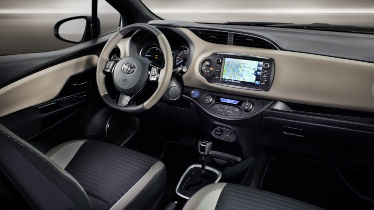 We maakten als kennis met de vernieuwde Toyota Yaris in sportuitvoering, maar nu is ook de standaardversie tot in detail onthuld. De vanafprijs blijft hetzelfde.