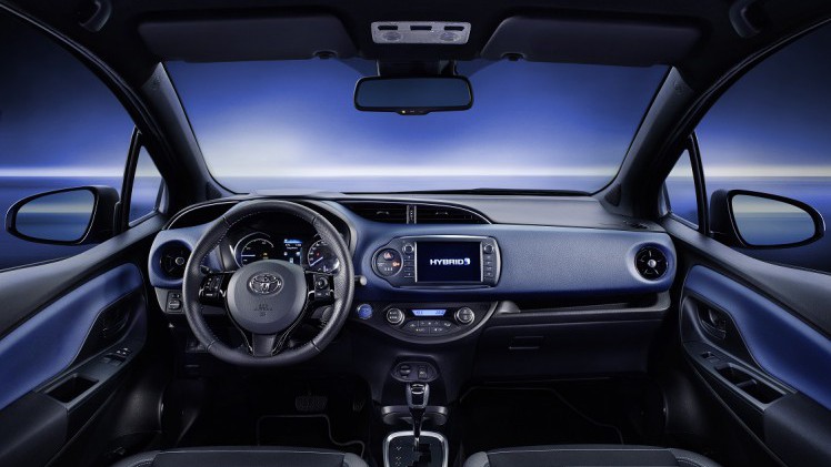 We maakten als kennis met de vernieuwde Toyota Yaris in sportuitvoering, maar nu is ook de standaardversie tot in detail onthuld. De vanafprijs blijft hetzelfde.