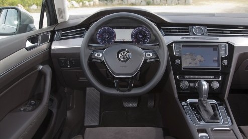 Autotest nieuwe Volkswagen Passat Variant met 1.4 TSI ACT en 2.0 TDI 240 pk. Rijtest van de achtste generatie Passat, voor de zakelijk rijder van Nederland.