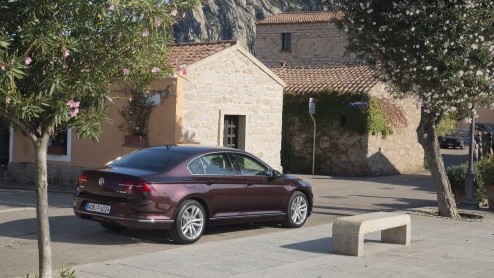 Autotest nieuwe Volkswagen Passat Variant met 1.4 TSI ACT en 2.0 TDI 240 pk. Rijtest van de achtste generatie Passat, voor de zakelijk rijder van Nederland.