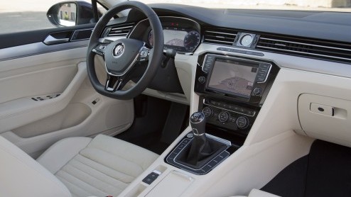 Autotest nieuwe Volkswagen Passat Variant met 1.4 TSI ACT en 2.0 TDI 240 pk. Rijtest van de achtste generatie Passat, voor de zakelijk rijder van Nederland.