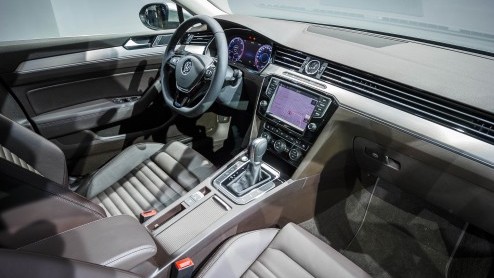 Prijzen en uitvoeringen van nieuwe Volkswagen Passat bekend gemaakt. De nieuwe middenklasser is er vanaf 30.190 euro, waarbij de 1.6 TDI en 2.0 TDI in aanmerking komen voor 20% bijtelling.