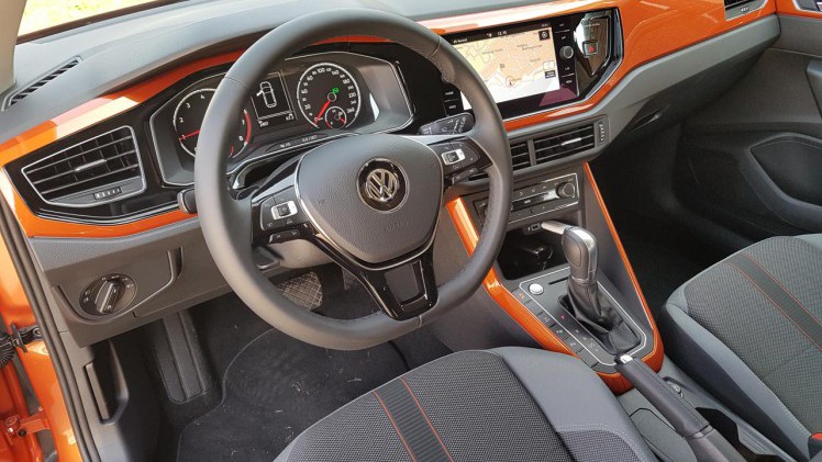 Volkswagen lanceert de zesde generatie Polo. Die is nog weer groter, zit vol elektronische voorzieningen en kan in vrolijke kleuren worden geleverd. Zo niet, dan wordt de Polo snel erg saai.