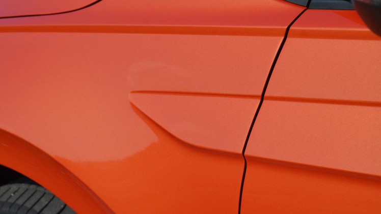 Volkswagen lanceert de zesde generatie Polo. Die is nog weer groter, zit vol elektronische voorzieningen en kan in vrolijke kleuren worden geleverd. Zo niet, dan wordt de Polo snel erg saai.