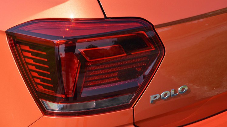 Volkswagen lanceert de zesde generatie Polo. Die is nog weer groter, zit vol elektronische voorzieningen en kan in vrolijke kleuren worden geleverd. Zo niet, dan wordt de Polo snel erg saai.