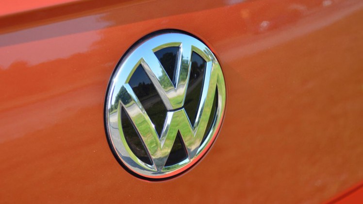 Volkswagen lanceert de zesde generatie Polo. Die is nog weer groter, zit vol elektronische voorzieningen en kan in vrolijke kleuren worden geleverd. Zo niet, dan wordt de Polo snel erg saai.