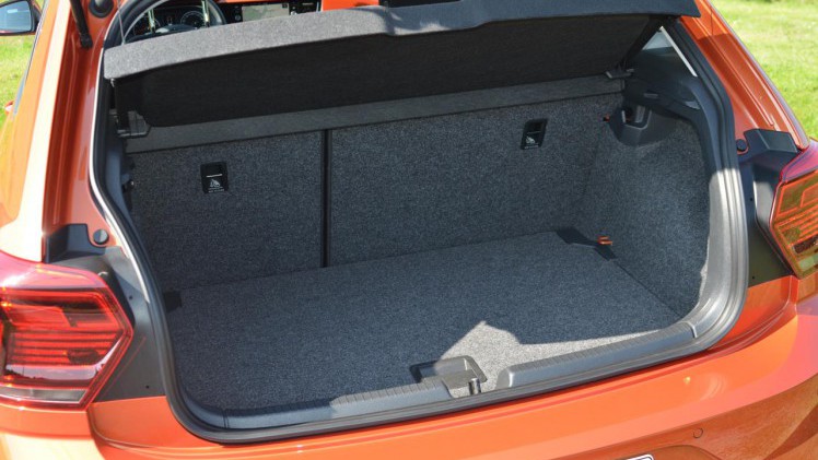 Volkswagen lanceert de zesde generatie Polo. Die is nog weer groter, zit vol elektronische voorzieningen en kan in vrolijke kleuren worden geleverd. Zo niet, dan wordt de Polo snel erg saai.