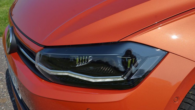 Volkswagen lanceert de zesde generatie Polo. Die is nog weer groter, zit vol elektronische voorzieningen en kan in vrolijke kleuren worden geleverd. Zo niet, dan wordt de Polo snel erg saai.