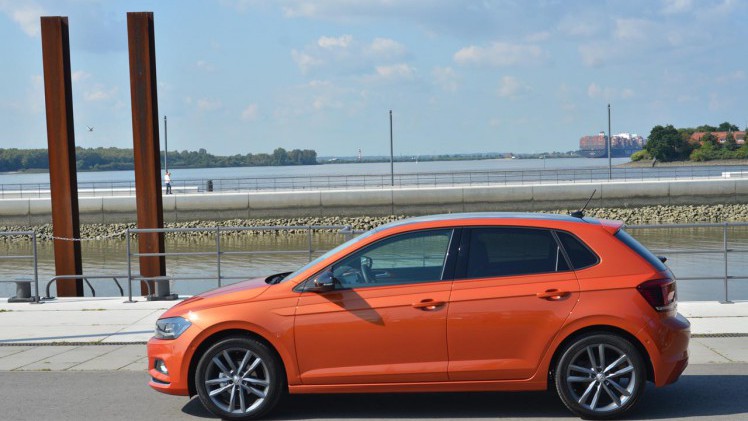 Volkswagen lanceert de zesde generatie Polo. Die is nog weer groter, zit vol elektronische voorzieningen en kan in vrolijke kleuren worden geleverd. Zo niet, dan wordt de Polo snel erg saai.