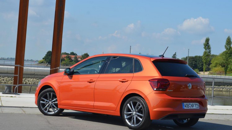 Volkswagen lanceert de zesde generatie Polo. Die is nog weer groter, zit vol elektronische voorzieningen en kan in vrolijke kleuren worden geleverd. Zo niet, dan wordt de Polo snel erg saai.