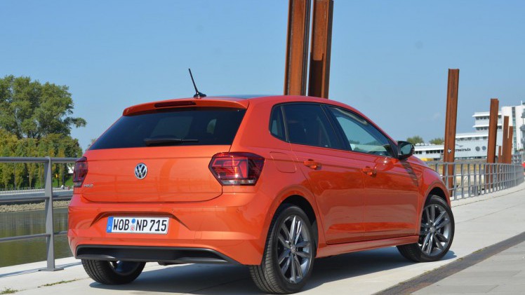 Volkswagen lanceert de zesde generatie Polo. Die is nog weer groter, zit vol elektronische voorzieningen en kan in vrolijke kleuren worden geleverd. Zo niet, dan wordt de Polo snel erg saai.