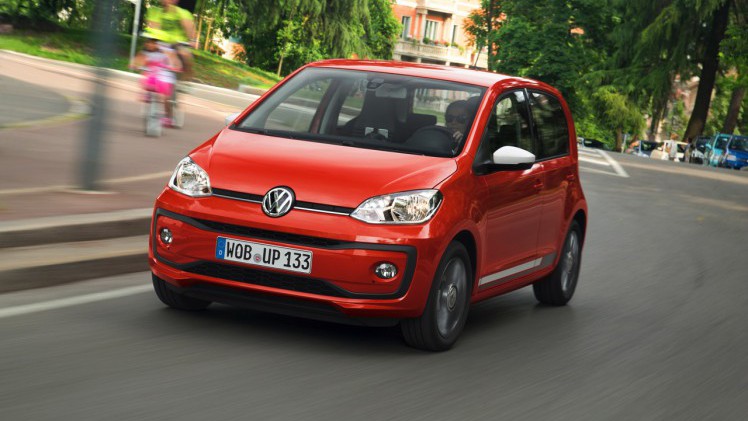 Autotest nieuwe Volkswagen Up. De facelift van de populaire Up maakt Volkswagens bestseller nog volwassener terwijl de nieuwe kleurtjes een glimlach bezorgen. Die komt ook van de 1.0 TSI motor.