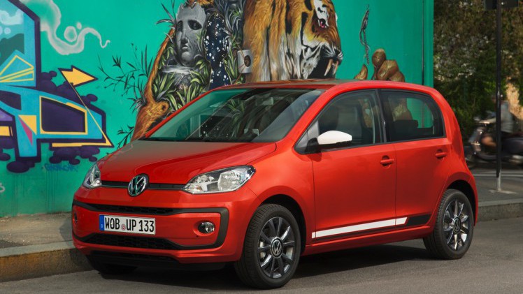 Autotest nieuwe Volkswagen Up. De facelift van de populaire Up maakt Volkswagens bestseller nog volwassener terwijl de nieuwe kleurtjes een glimlach bezorgen. Die komt ook van de 1.0 TSI motor.