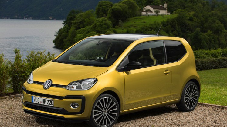 Autotest nieuwe Volkswagen Up. De facelift van de populaire Up maakt Volkswagens bestseller nog volwassener terwijl de nieuwe kleurtjes een glimlach bezorgen. Die komt ook van de 1.0 TSI motor.