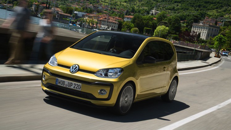 Autotest nieuwe Volkswagen Up. De facelift van de populaire Up maakt Volkswagens bestseller nog volwassener terwijl de nieuwe kleurtjes een glimlach bezorgen. Die komt ook van de 1.0 TSI motor.