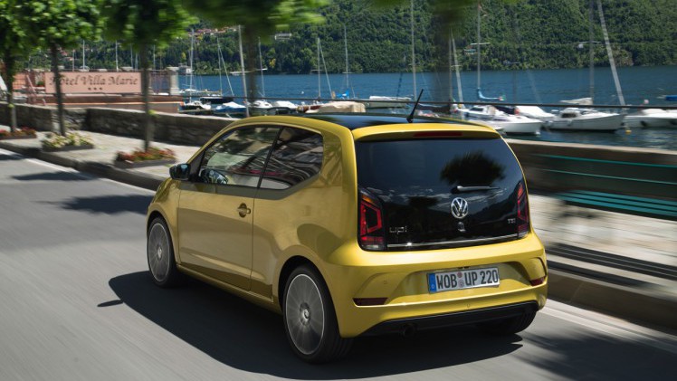 Autotest nieuwe Volkswagen Up. De facelift van de populaire Up maakt Volkswagens bestseller nog volwassener terwijl de nieuwe kleurtjes een glimlach bezorgen. Die komt ook van de 1.0 TSI motor.