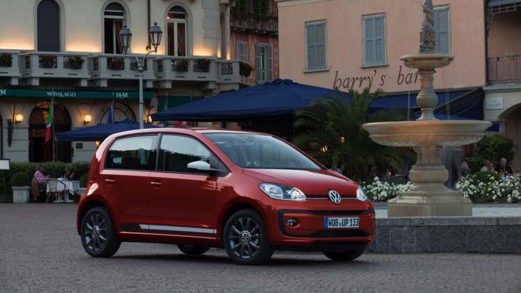 Autotest nieuwe Volkswagen Up. De facelift van de populaire Up maakt Volkswagens bestseller nog volwassener terwijl de nieuwe kleurtjes een glimlach bezorgen. Die komt ook van de 1.0 TSI motor.