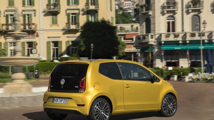 Autotest nieuwe Volkswagen Up. De facelift van de populaire Up maakt Volkswagens bestseller nog volwassener terwijl de nieuwe kleurtjes een glimlach bezorgen. Die komt ook van de 1.0 TSI motor.