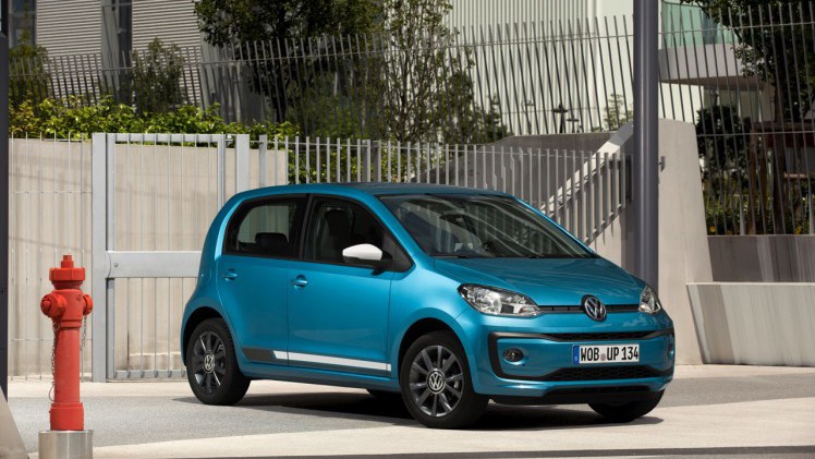 Autotest nieuwe Volkswagen Up. De facelift van de populaire Up maakt Volkswagens bestseller nog volwassener terwijl de nieuwe kleurtjes een glimlach bezorgen. Die komt ook van de 1.0 TSI motor.