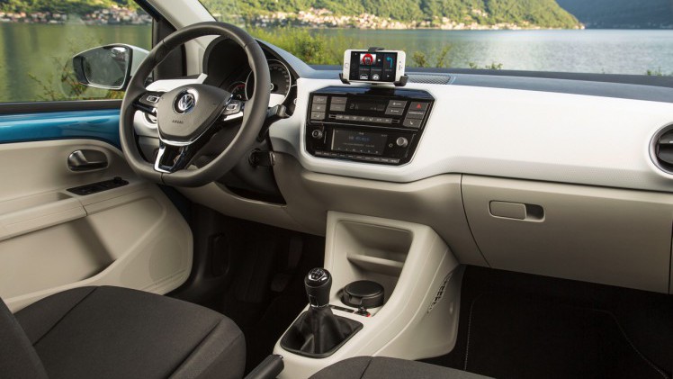 Autotest nieuwe Volkswagen Up. De facelift van de populaire Up maakt Volkswagens bestseller nog volwassener terwijl de nieuwe kleurtjes een glimlach bezorgen. Die komt ook van de 1.0 TSI motor.