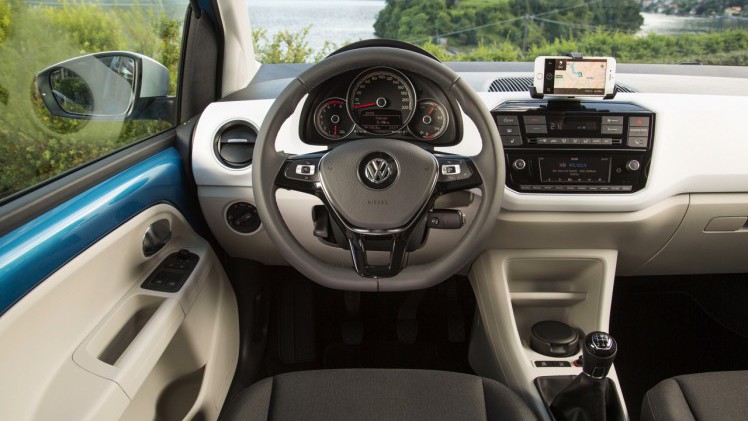 Autotest nieuwe Volkswagen Up. De facelift van de populaire Up maakt Volkswagens bestseller nog volwassener terwijl de nieuwe kleurtjes een glimlach bezorgen. Die komt ook van de 1.0 TSI motor.