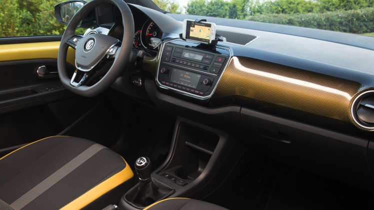 Autotest nieuwe Volkswagen Up. De facelift van de populaire Up maakt Volkswagens bestseller nog volwassener terwijl de nieuwe kleurtjes een glimlach bezorgen. Die komt ook van de 1.0 TSI motor.