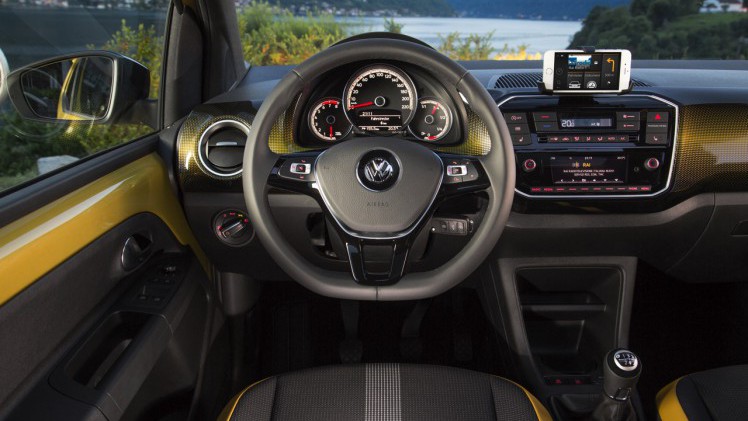 Autotest nieuwe Volkswagen Up. De facelift van de populaire Up maakt Volkswagens bestseller nog volwassener terwijl de nieuwe kleurtjes een glimlach bezorgen. Die komt ook van de 1.0 TSI motor.