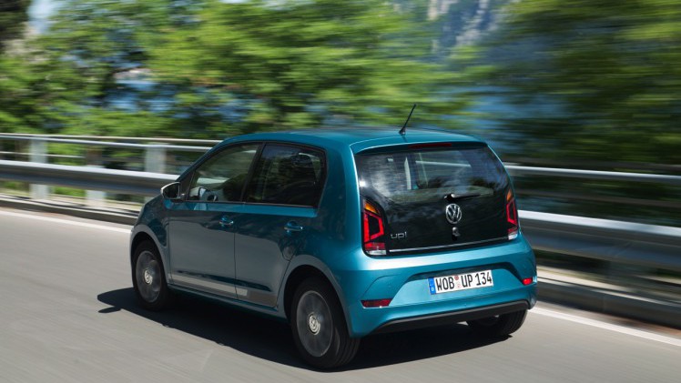 Autotest nieuwe Volkswagen Up. De facelift van de populaire Up maakt Volkswagens bestseller nog volwassener terwijl de nieuwe kleurtjes een glimlach bezorgen. Die komt ook van de 1.0 TSI motor.