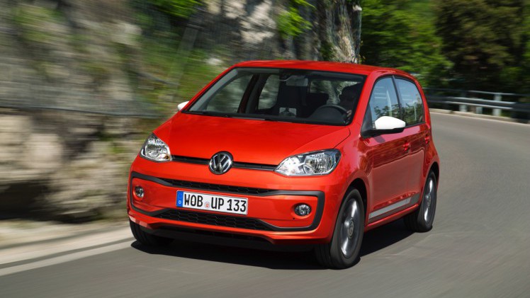 Autotest nieuwe Volkswagen Up. De facelift van de populaire Up maakt Volkswagens bestseller nog volwassener terwijl de nieuwe kleurtjes een glimlach bezorgen. Die komt ook van de 1.0 TSI motor.
