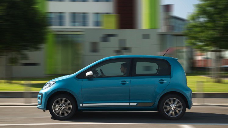 Autotest nieuwe Volkswagen Up. De facelift van de populaire Up maakt Volkswagens bestseller nog volwassener terwijl de nieuwe kleurtjes een glimlach bezorgen. Die komt ook van de 1.0 TSI motor.