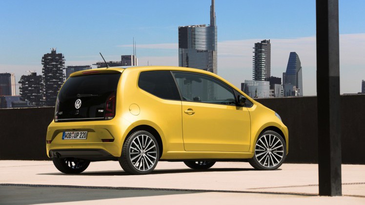 Autotest nieuwe Volkswagen Up. De facelift van de populaire Up maakt Volkswagens bestseller nog volwassener terwijl de nieuwe kleurtjes een glimlach bezorgen. Die komt ook van de 1.0 TSI motor.