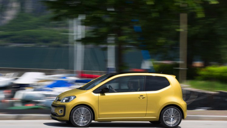 Autotest nieuwe Volkswagen Up. De facelift van de populaire Up maakt Volkswagens bestseller nog volwassener terwijl de nieuwe kleurtjes een glimlach bezorgen. Die komt ook van de 1.0 TSI motor.