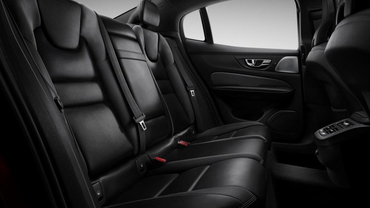 Volvo onthulde de nieuwe S60 sportsedan samen met de productiestart in de Amerikaanse fabriek.