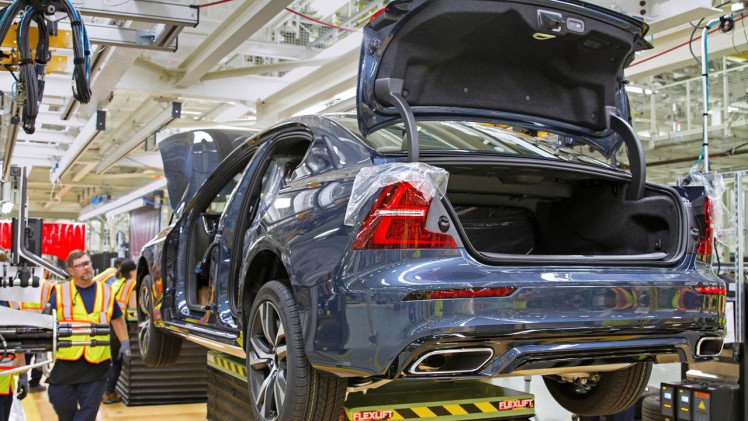 Volvo onthulde de nieuwe S60 sportsedan samen met de productiestart in de Amerikaanse fabriek.