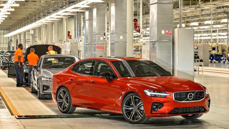 Volvo onthulde de nieuwe S60 sportsedan samen met de productiestart in de Amerikaanse fabriek.