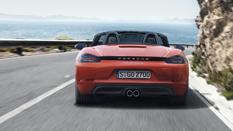 Porsche maakt facelift Boxster officieel met de presentatie van de 718 Boxster, die vanaf mei 2016 mag rekenen op een 2.0 of 2.5 liter turboboxermotor met vier cilinders.