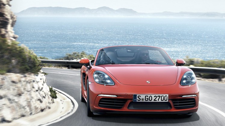 Porsche maakt facelift Boxster officieel met de presentatie van de 718 Boxster, die vanaf mei 2016 mag rekenen op een 2.0 of 2.5 liter turboboxermotor met vier cilinders.