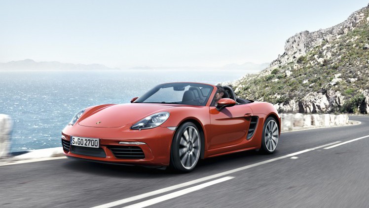 Porsche maakt facelift Boxster officieel met de presentatie van de 718 Boxster, die vanaf mei 2016 mag rekenen op een 2.0 of 2.5 liter turboboxermotor met vier cilinders.