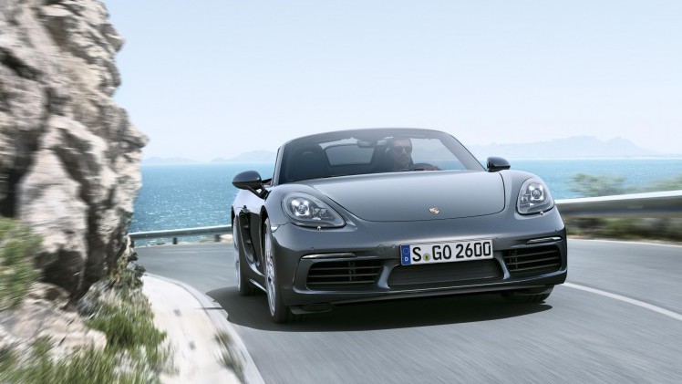Porsche maakt facelift Boxster officieel met de presentatie van de 718 Boxster, die vanaf mei 2016 mag rekenen op een 2.0 of 2.5 liter turboboxermotor met vier cilinders.