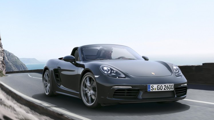Porsche maakt facelift Boxster officieel met de presentatie van de 718 Boxster, die vanaf mei 2016 mag rekenen op een 2.0 of 2.5 liter turboboxermotor met vier cilinders.