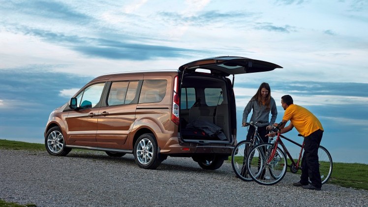 Ford Grand Tourneo Compact en Tourneo Connect voor 2015 opgefrist met nieuwe 1.5 TDCi diesel en extra rijassistentiesystemen.