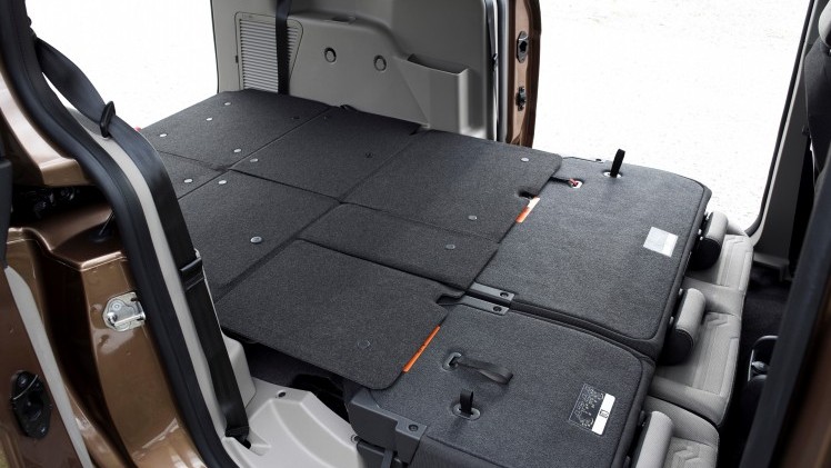 Ford Grand Tourneo Compact en Tourneo Connect voor 2015 opgefrist met nieuwe 1.5 TDCi diesel en extra rijassistentiesystemen.