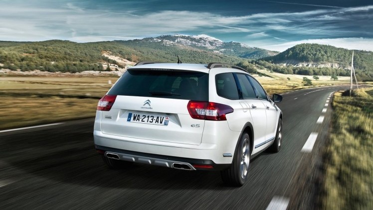 Citron C5 Sedan, Tourer en CrossTourer voor 2015 uitgerust met nieuw 7 inch infotainmentsysteem. Ook doen twee BlueHDi diesels intrede met 150 of 180 pk.