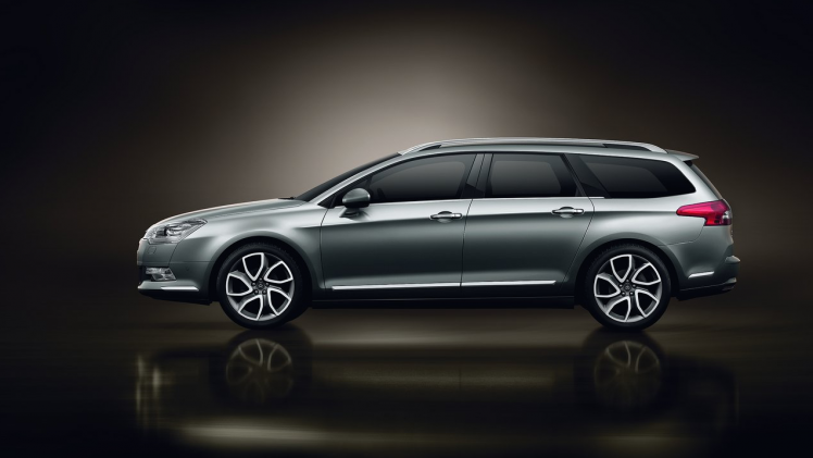 Citron C5 Sedan, Tourer en CrossTourer voor 2015 uitgerust met nieuw 7 inch infotainmentsysteem. Ook doen twee BlueHDi diesels intrede met 150 of 180 pk.