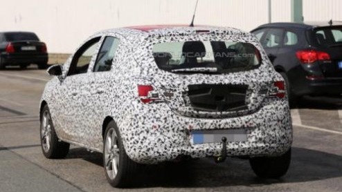 Eindelijk zien we hier de eerste levenstekenen van de nieuwe generatie Opel Corsa. De auto wordt -volledig gecamoufleerd, dat wel- op de openbare weg getest.