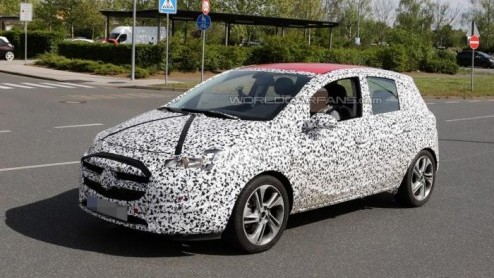 Eindelijk zien we hier de eerste levenstekenen van de nieuwe generatie Opel Corsa. De auto wordt -volledig gecamoufleerd, dat wel- op de openbare weg getest.